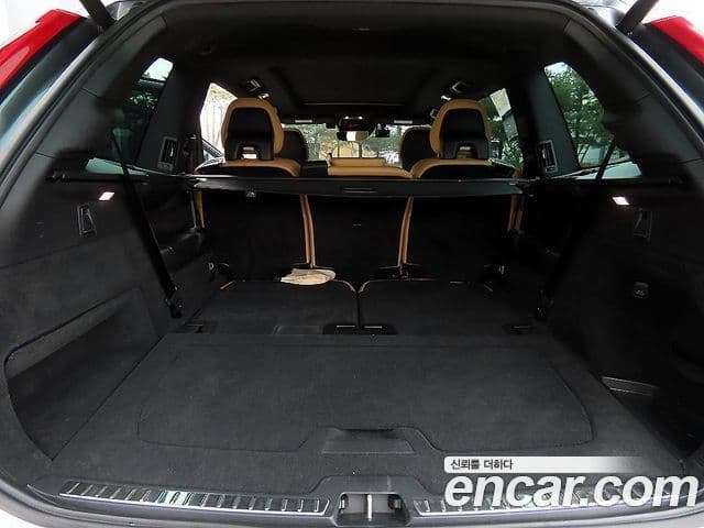 Volvo XC90 2019 — ფოტო 14/20