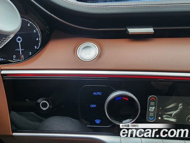 Genesis GV70 2021 — ფოტო 17/20