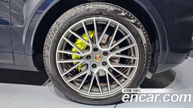 Porsche Cayenne 2020 — ფოტო 14/20