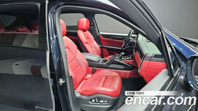 Porsche Cayenne 2020 — ფოტო 13/20