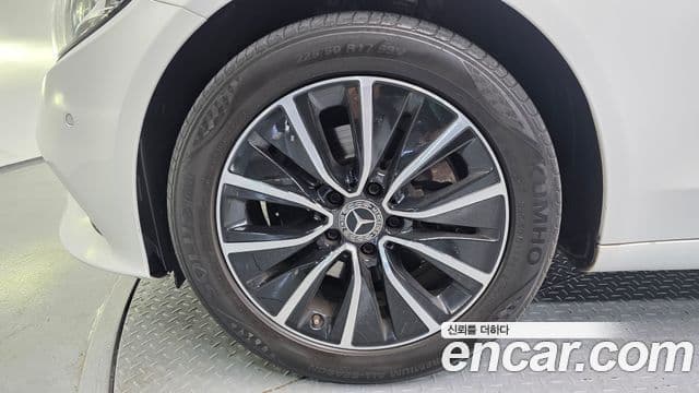Mercedes-Benz C-Class 2019 — Photo 6/20