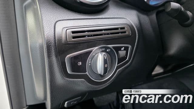 Mercedes-Benz C-Class 2019 — Photo 2/20