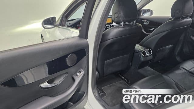 Mercedes-Benz C-Class 2019 — Photo 11/20