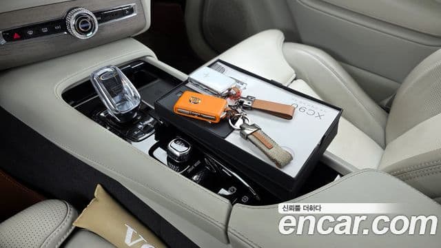 Volvo XC90 2021 — ფოტო 8/20