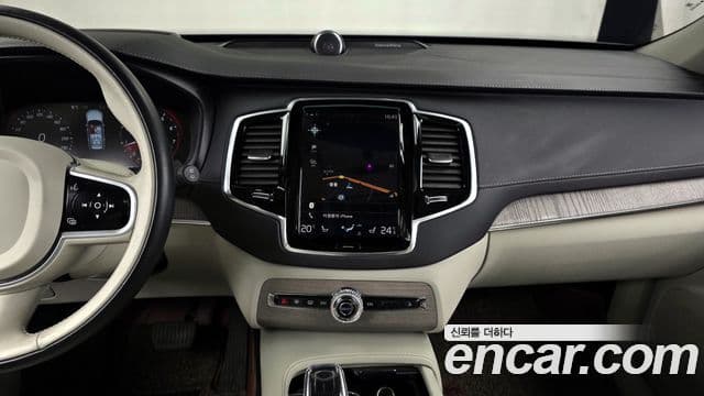 Volvo XC90 2021 — ფოტო 13/20