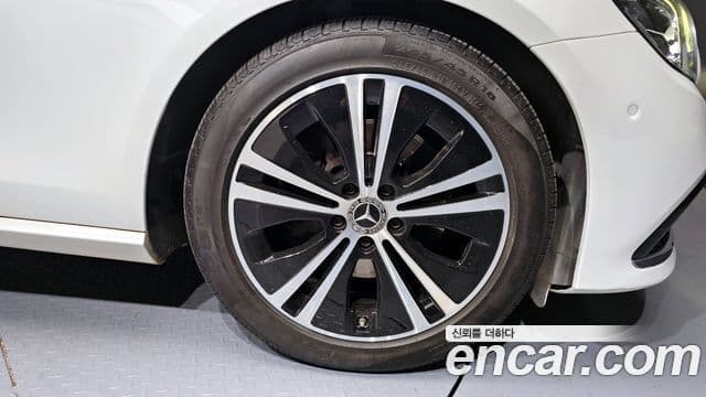 Mercedes-Benz E-Class 2021 — ფოტო 5/20