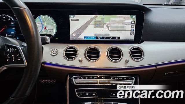 Mercedes-Benz E-Class 2021 — ფოტო 19/20