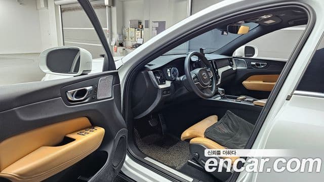 Volvo XC60 2020 — Фото 9/20