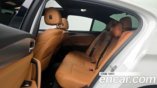 BMW 5 Series 2018 — Şəkil 12/20