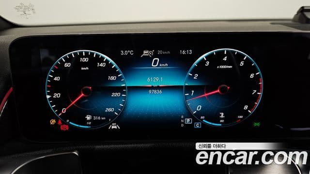 Mercedes-Benz GLB-Class 2021 — Şəkil 8/20