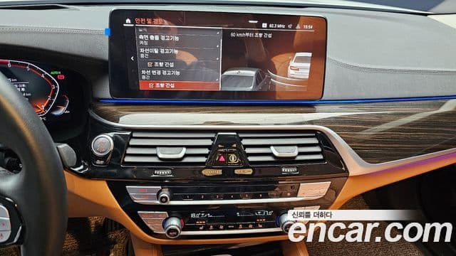 BMW 5 Series 2022 — фото 16 из 20