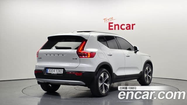 Volvo XC40 2022 — Фото 1/20