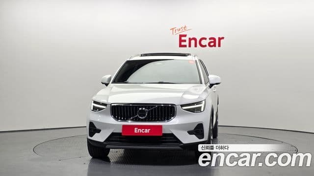 Volvo XC40 2022 — Фото 2/20