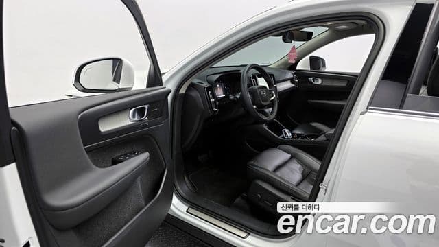 Volvo XC40 2022 — Фото 8/20