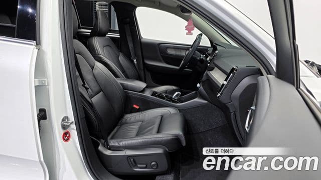 Volvo XC40 2022 — Фото 10/20