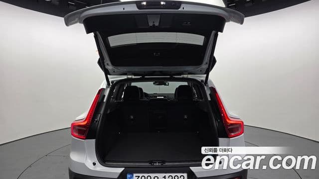 Volvo XC40 2022 — Фото 19/20