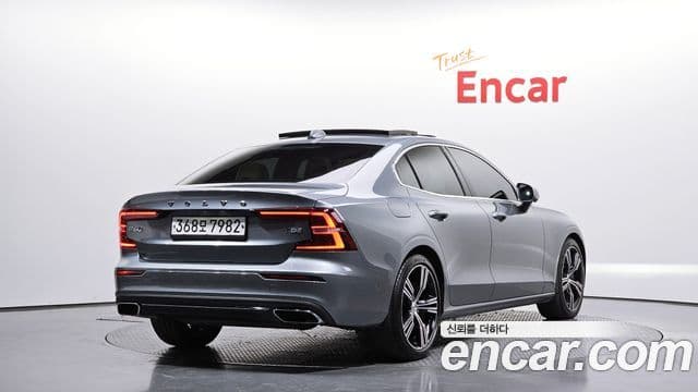 Volvo S60 2020 — ფოტო 11/20
