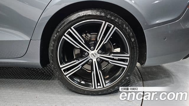Volvo S60 2020 — ფოტო 1/20