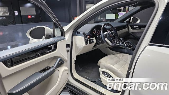 Porsche Cayenne 2021 — Photo 17/20