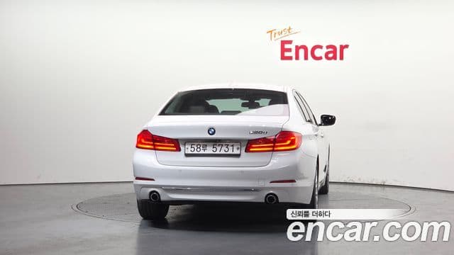 BMW 5 Series 2018 — ფოტო 4/20