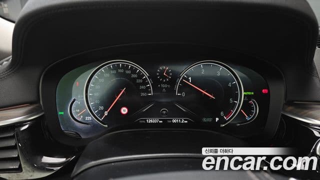 BMW 5 Series 2018 — ფოტო 8/20