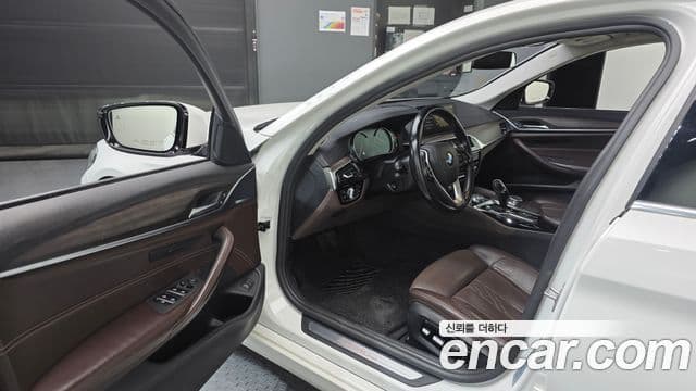 BMW 5 Series 2018 — ფოტო 10/20
