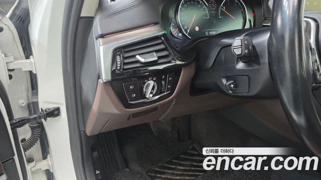 BMW 5 Series 2018 — ფოტო 14/20