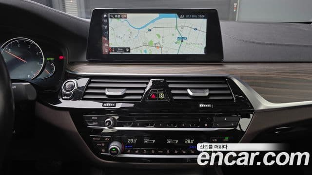 BMW 5 Series 2018 — ფოტო 16/20