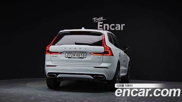 Volvo XC60 2020 — ფოტო 4/20