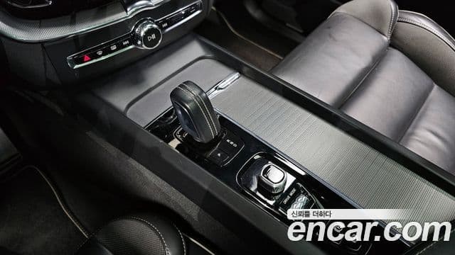 Volvo XC60 2020 — ფოტო 9/20