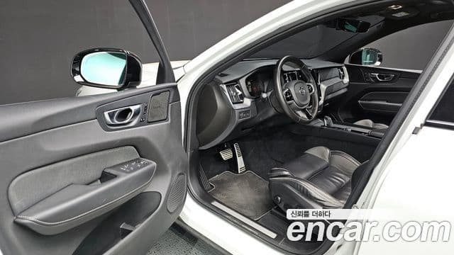 Volvo XC60 2020 — ფოტო 10/20