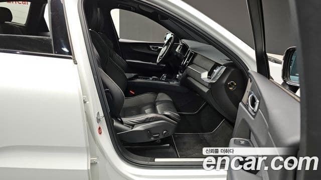 Volvo XC60 2020 — ფოტო 11/20