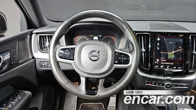 Volvo XC60 2020 — ფოტო 13/20