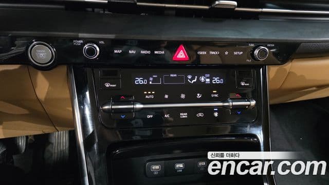 Kia Carnival 2021 — ფოტო 17/20