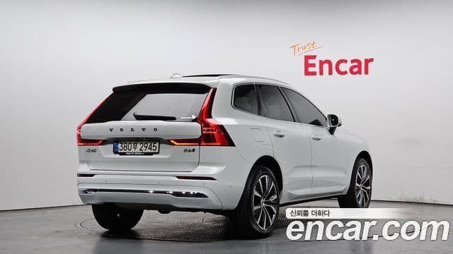 Volvo XC60 2022 — ფოტო 2/20