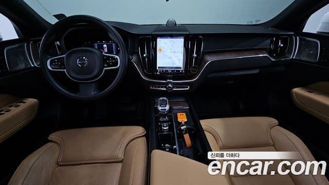 Volvo XC60 2022 — ფოტო 7/20