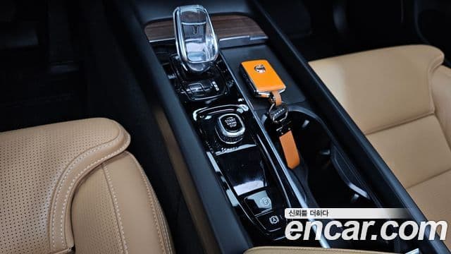 Volvo XC60 2022 — ფოტო 9/20