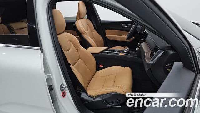 Volvo XC60 2022 — ფოტო 10/20