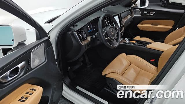 Volvo XC60 2022 — ფოტო 11/20