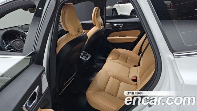 Volvo XC60 2022 — ფოტო 12/20