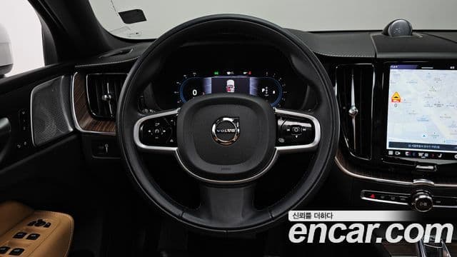 Volvo XC60 2022 — ფოტო 13/20
