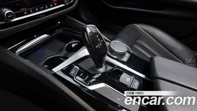 BMW 5 Series 2018 — Şəkil 9/20