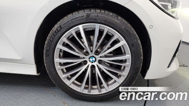 BMW 3 Series 2022 — ფოტო 9/20