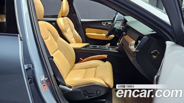 Volvo XC60 2022 — Photo 11/20