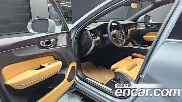 Volvo XC60 2022 — Photo 2/20