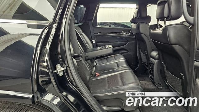 Jeep Grand Cherokee 2018 — Şəkil 12/20