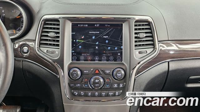 Jeep Grand Cherokee 2018 — Şəkil 14/20