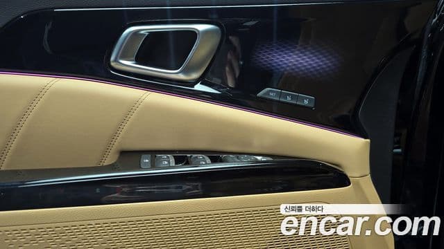 Kia Carnival 2021 — ფოტო 18/20