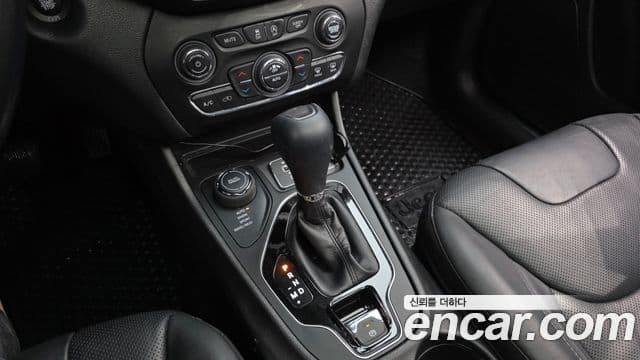 Jeep Cherokee 2021 — Фото 9/20