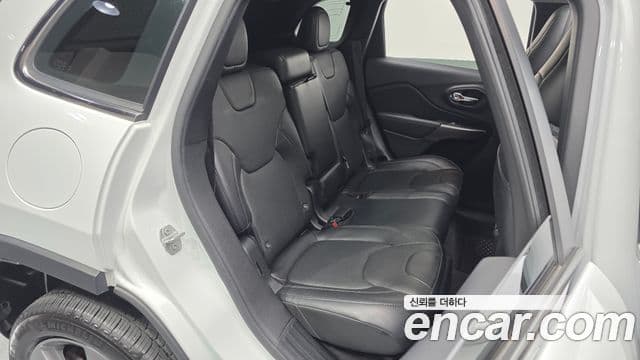 Jeep Cherokee 2021 — Фото 12/20